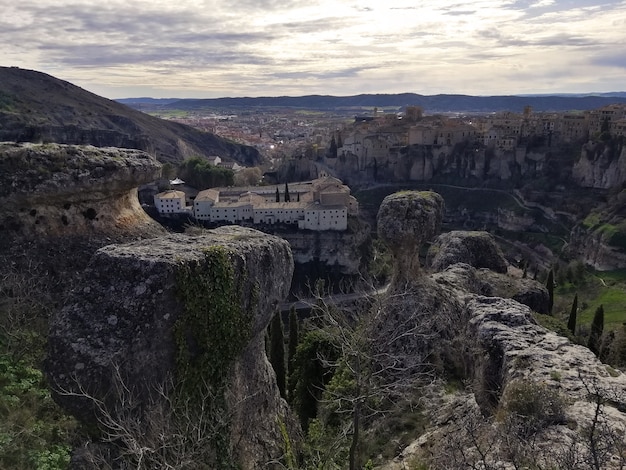 Schöne Aufnahme von Bergen und Grün unter einem blauen Himmel in Cuenca Spanien