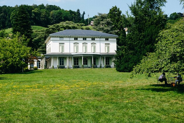 Schöne Aufnahme von Chaplins Weltmuseum in der Schweiz, umgeben von üppiger Natur