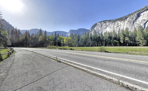 Schöne Aufnahme von Felsformationen von einer Straße in der Nähe des Yosemite-Nationalparks, Kalifornien