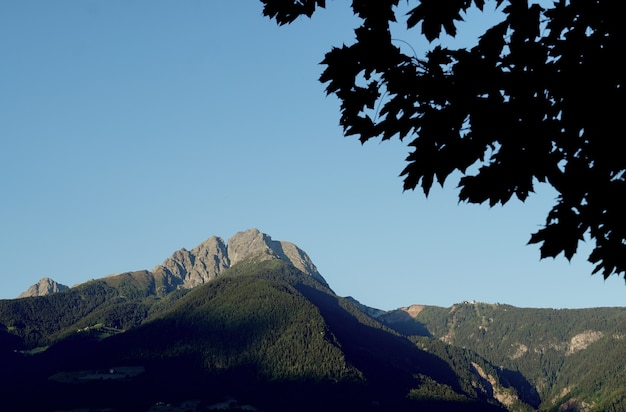 Schöne aufnahme von felsigen bergen in peak ifinger