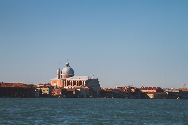 Schöne Aufnahme von Gebäuden in der Ferne bei Venice Italy Canals