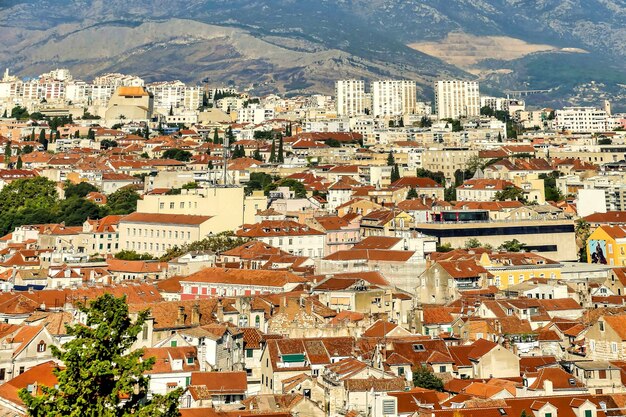 Schöne Aufnahme von Gebäuden mit Bergen in der Ferne in Kroatien, Europa