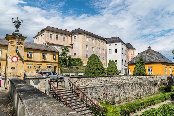 Kostenlose Foto schöne aufnahme von gebäuden unter einem blauen bewölkten himmel