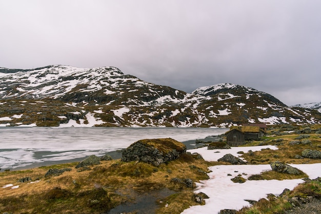 Schöne Aufnahme von Häusern mit einer verschneiten Landschaft in in Norwegen