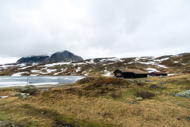 Schöne Aufnahme von Häusern mit einer verschneiten Landschaft in Norwegen