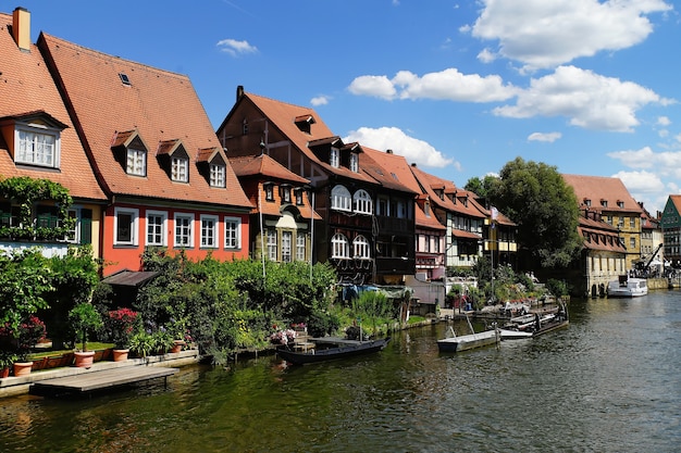 Schöne Aufnahme von Klein Venedig Bamberg Deutschland über einen Fluss mit Booten an einem wolkigen Tageslicht