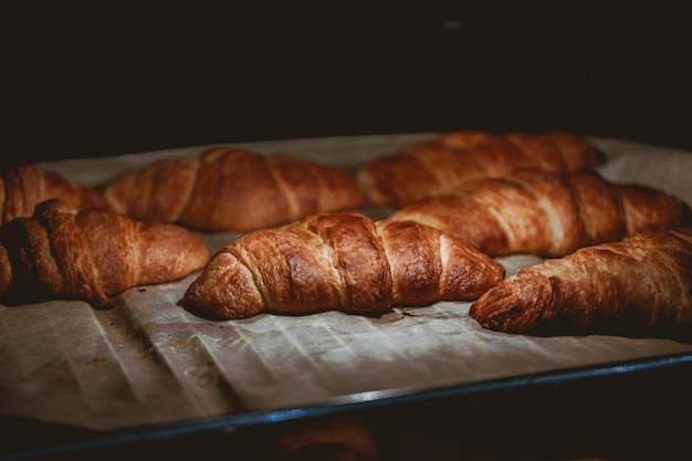 Kostenloses Foto schöne aufnahme von köstlichen croissants, die zubereitet werden