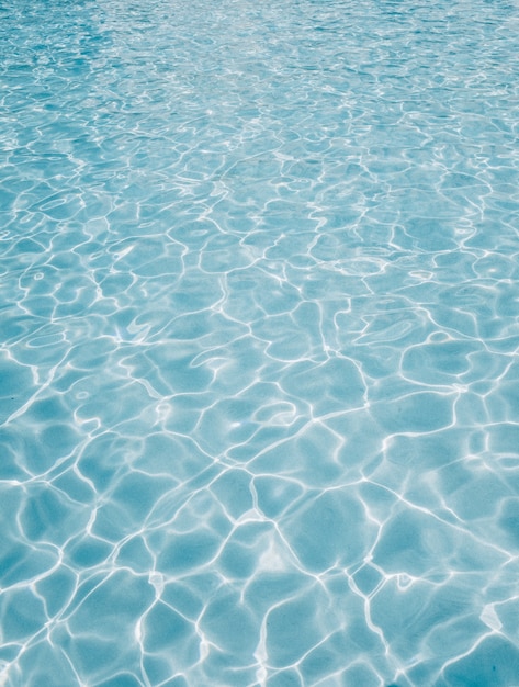 Schöne Aufnahme von kristallblauem Wasser als Hintergrund
