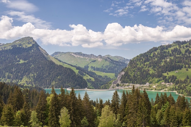 Schöne Aufnahme von Lac de l'Hongrin Damm mit Bergen unter einem klaren Himmel