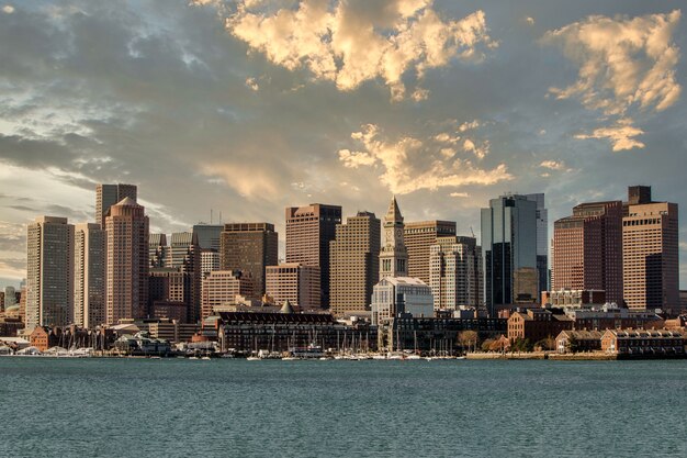 Schöne Aufnahme von LoPresti Park in Boston, USA unter einem bewölkten Himmel bei Sonnenuntergang