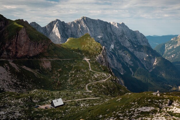 Schöne Aufnahme von Mangart Sattel, Triglav National Park, Slowenien