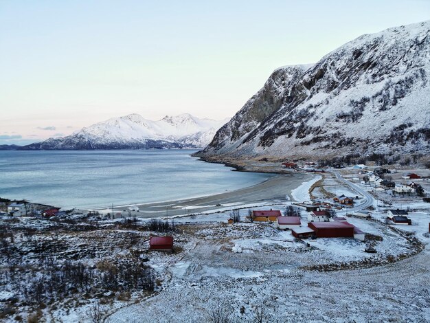 Schöne Aufnahme von schneebedeckten Bergen und Landschaft auf der norwegischen Insel Kvaloya