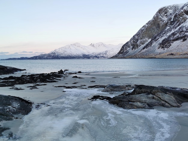 Schöne Aufnahme von schneebedeckten Bergen und Landschaften auf der Insel Kvaloya in Norwegen