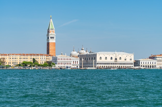 Schöne Aufnahme von St. Mark Campanile und Dogenpalast in Venedig, Italien