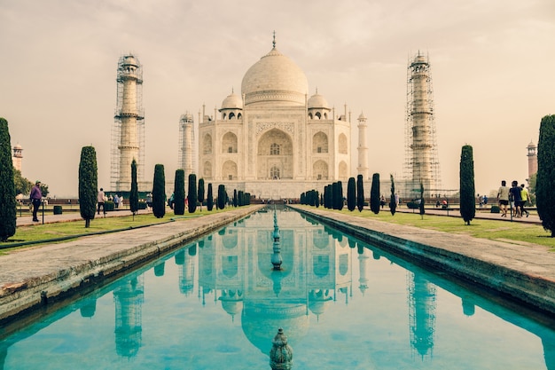 Schöne Aufnahme von Taj Mahal Gebäude in Agra Indien unter einem bewölkten Himmel