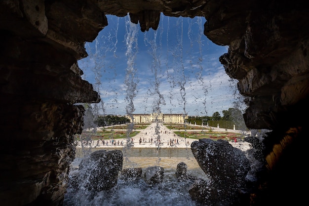 Kostenloses Foto schöne aufnahme von wasserfällen mit blick auf das schloss schönbrunn in wien, österreich