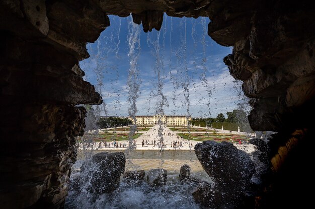 Schöne Aufnahme von Wasserfällen mit Blick auf das Schloss Schönbrunn in Wien, Österreich