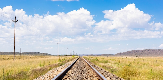 Schöne Aussicht auf alte Eisenbahnschienen in einer ländlichen Gegend