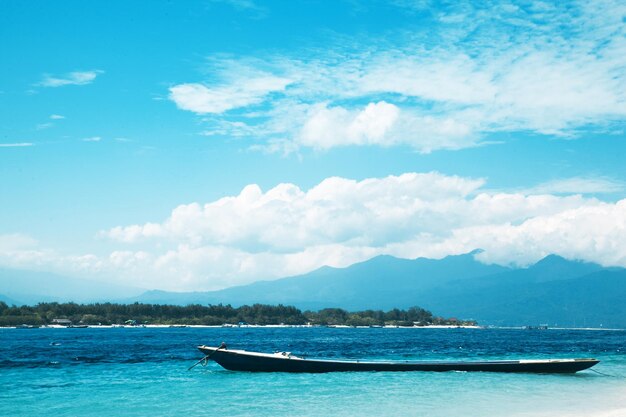 Schöne Aussicht auf das Boot am tropischen Strand Gili Trawangan Lombok Indonesien