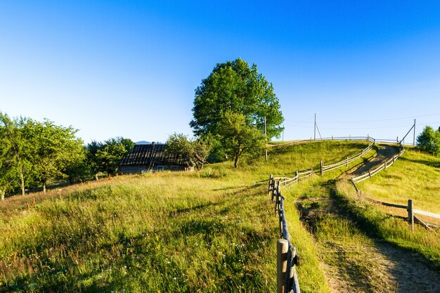 Schöne Aussicht auf das Dorf in den ukrainischen Karpaten.