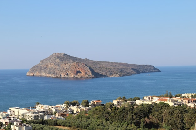 Schöne Aussicht auf das Dorf Platanias auf Kreta, Griechenland voller Bäume und Gebäude in Ufernähe