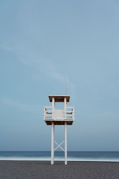 Schöne Aussicht auf das Meer mit Rettungsschwimmerturm