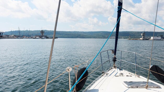 Schöne Aussicht auf das Meer von einem Boot