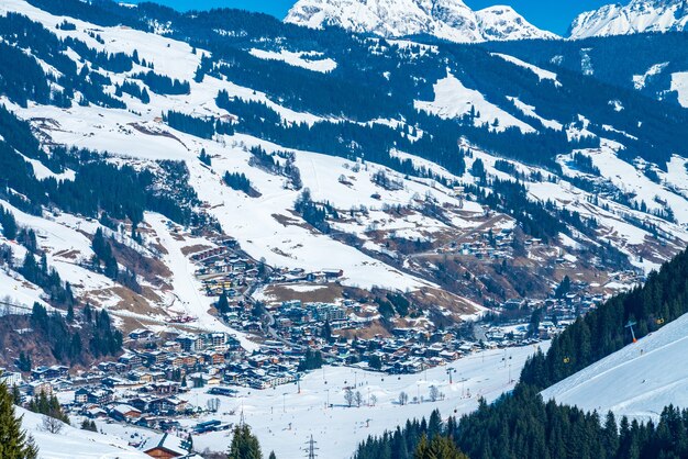 Schöne Aussicht auf das Skigebiet Saalbach im Winter