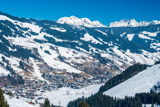 Schöne Aussicht auf das Skigebiet Saalbach im Winter