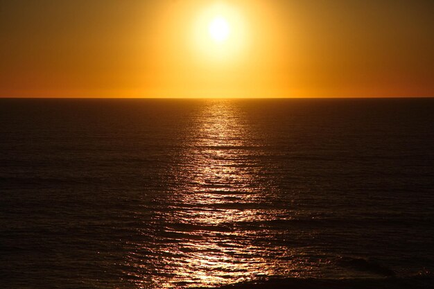 Schöne Aussicht auf den goldenen Sonnenuntergang über dem Ozean