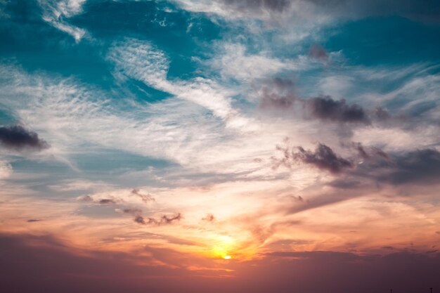 Schöne Aussicht auf den Himmel bei Sonnenuntergang am Strand