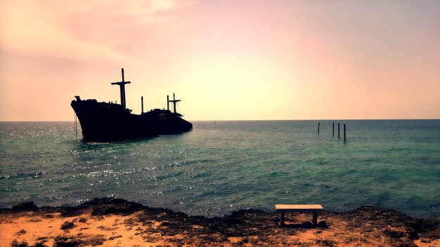 Schöne Aussicht auf den Rest des griechischen Schiffes am Strand in Kish Island, Persischer Golf, Iran