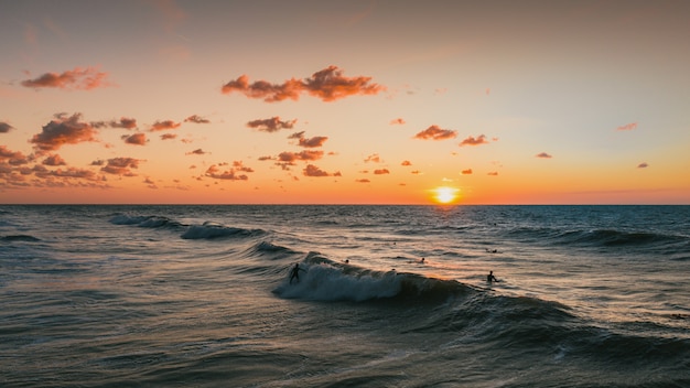 Schöne Aussicht auf den Sonnenuntergang und das Meer in Domburg, Niederlande