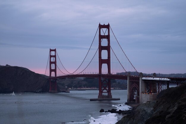 Schöne Aussicht auf den Sonnenuntergang von der Golden Gate Bridge USA