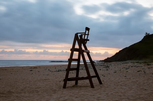 Schöne Aussicht auf den Strand bei bewölktem Himmel