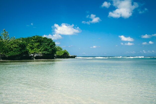 Schöne Aussicht auf den tropischen Strand und den blauen Himmel auf der Insel Bali