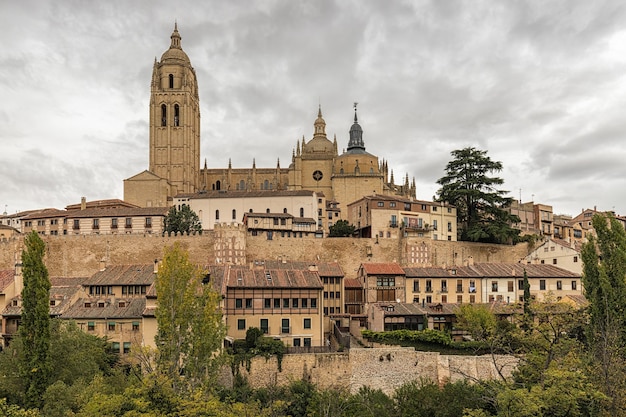 Schöne Aussicht auf die Altstadt von Segovia in Spanien