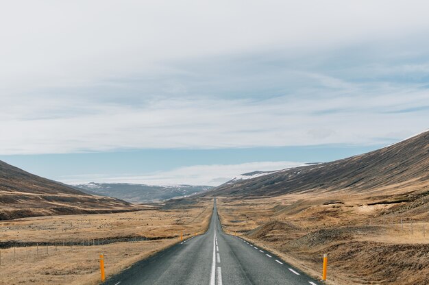 Schöne Aussicht auf die berühmte Ringstraße inmitten einer bergigen Landschaft in Island