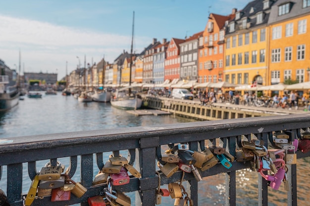 Schöne Aussicht auf die farbenfrohen Gebäude eines Kanals in Nyhavn Kopenhagen Dänemark