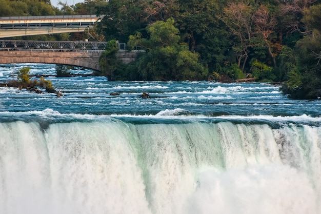 Kostenloses Foto schöne aussicht auf die herrlichen niagra falls in kanada eingefangen