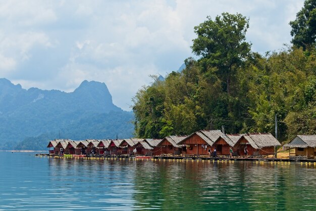 Schöne Aussicht auf die Holzhütten über dem Ozean in Thailand gefangen