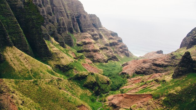 Schöne Aussicht auf die Klippen über dem Ozean in Kauai, Hawaii gefangen genommen