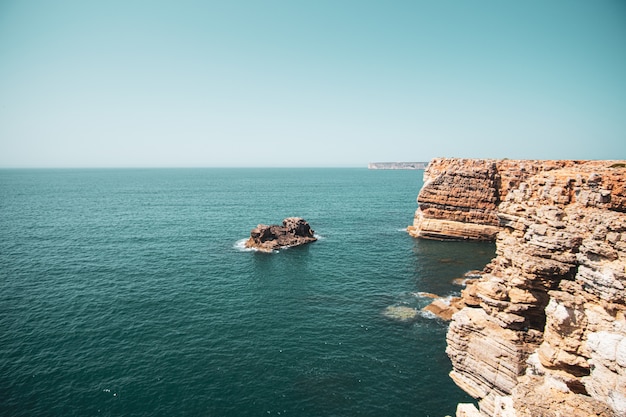 Kostenloses Foto schöne aussicht auf die klippen und das meer unter dem blauen himmel