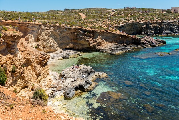 Schöne Aussicht auf die Klippen und den Strand in Malta eingefangen