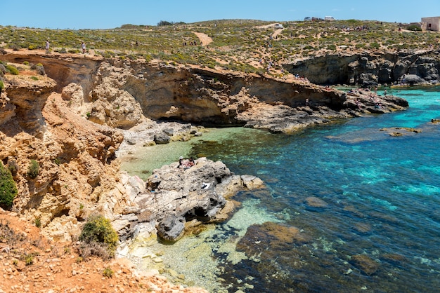 Schöne Aussicht auf die Klippen und den Strand in Malta eingefangen