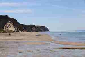 Kostenloses Foto schöne aussicht auf die nordseeküste am strand von lønstrup während des tages