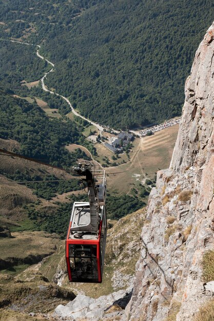 Schöne Aussicht auf die Seilbahn zwischen den Bergen