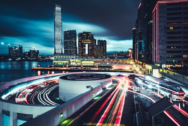 Schöne Aussicht auf die Stadt Hongkong mit Straßen und Langzeitbelichtungslichtern in der Nacht