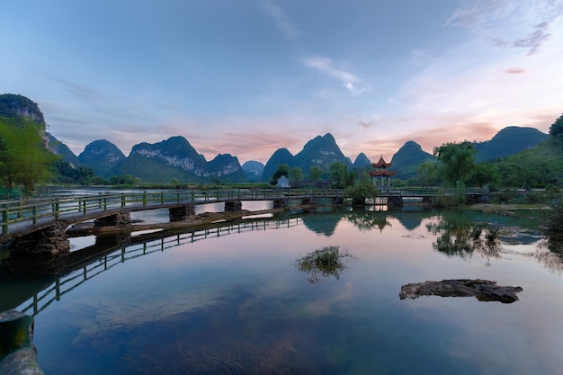 Schöne Aussicht auf die traditionelle chinesische Architektur und die Brücke