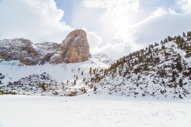 Schöne Aussicht auf die verschneiten Berge der Alpen unter bewölktem Himmel